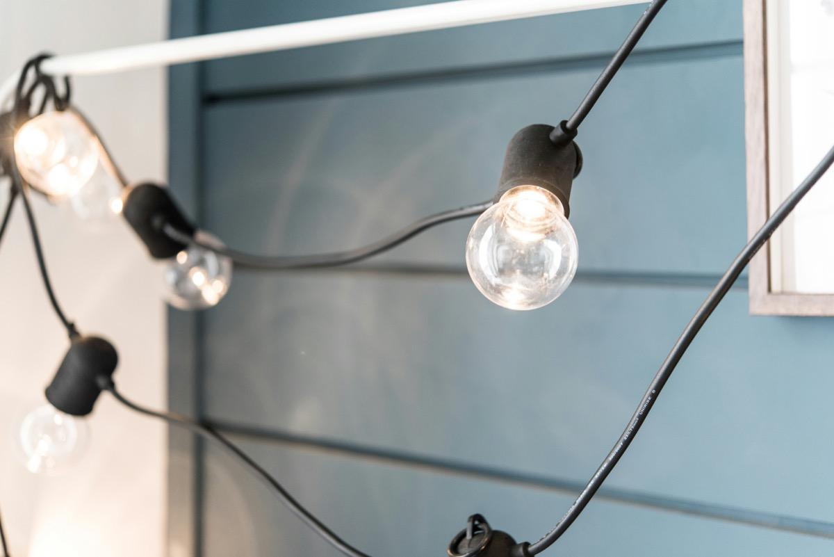 Gros plan sur une guirlande lumineuse aux ampoules transparentes et à la lueur chaude