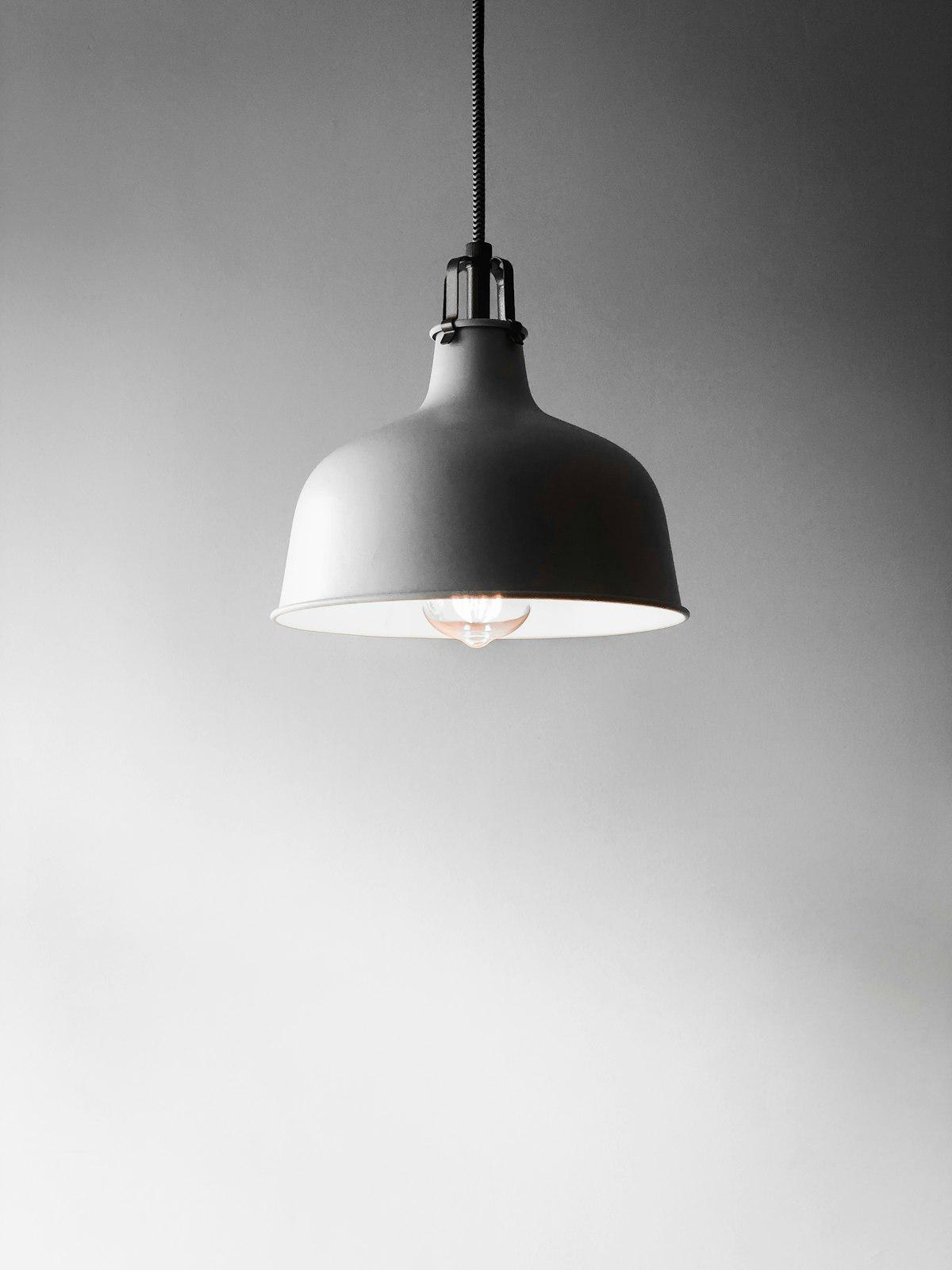 Suspension minimaliste en forme de dôme gris pâle