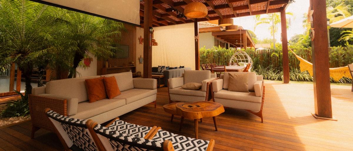 Canapé et fauteuils d'extérieur bas en structure tressée sur une terrasse en bois
