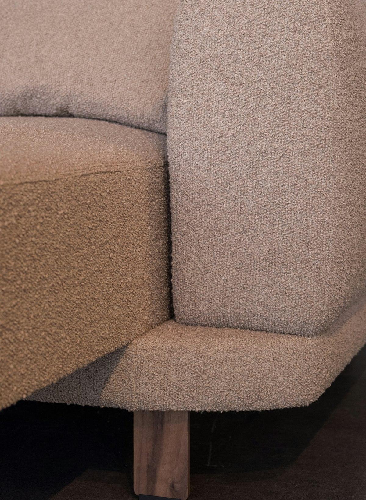 Canapé beige bouclé avec un pied en bois clair massif