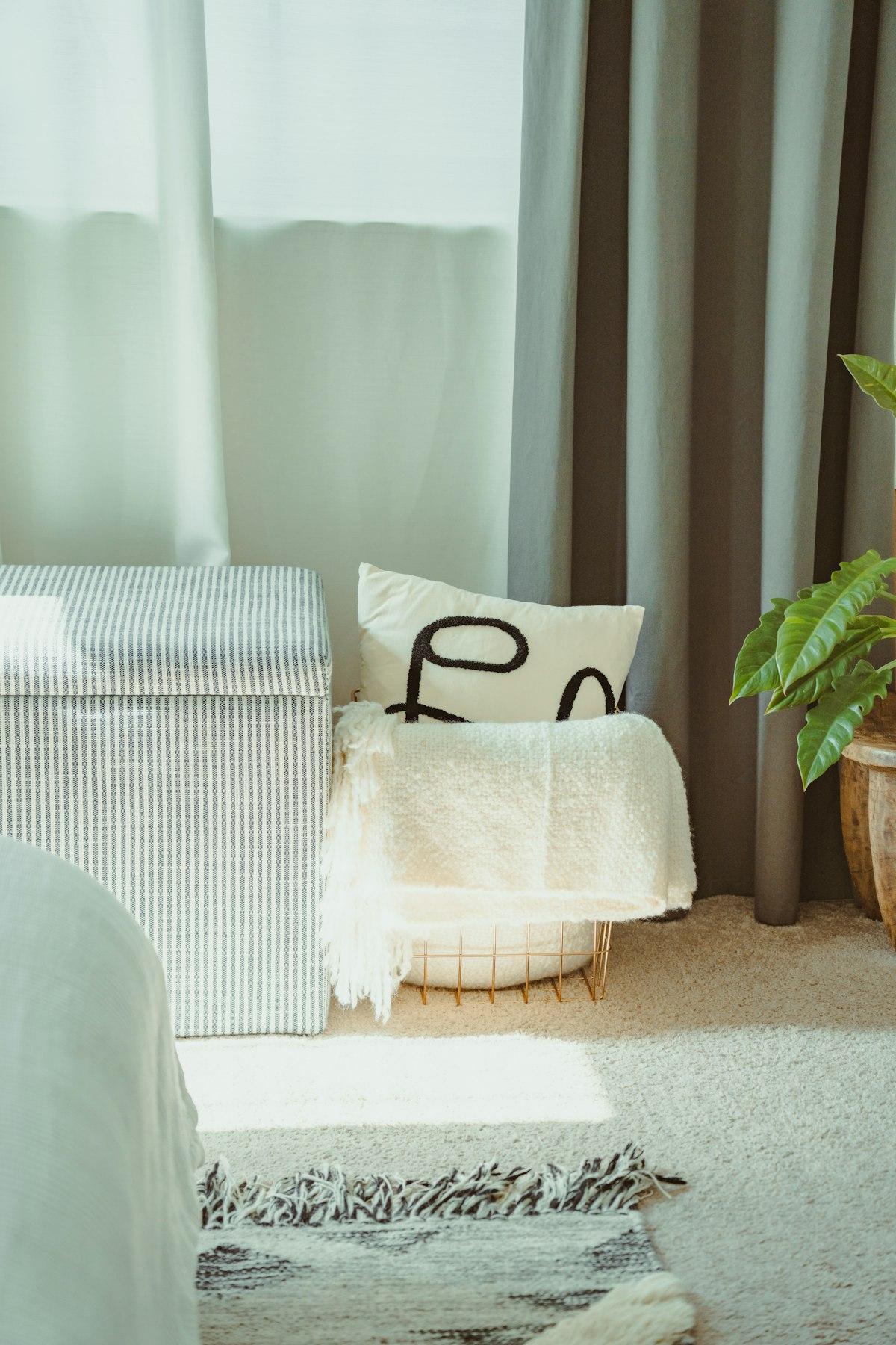 Pouf coffre de rangement en tissu rayé faisant aussi office de malle