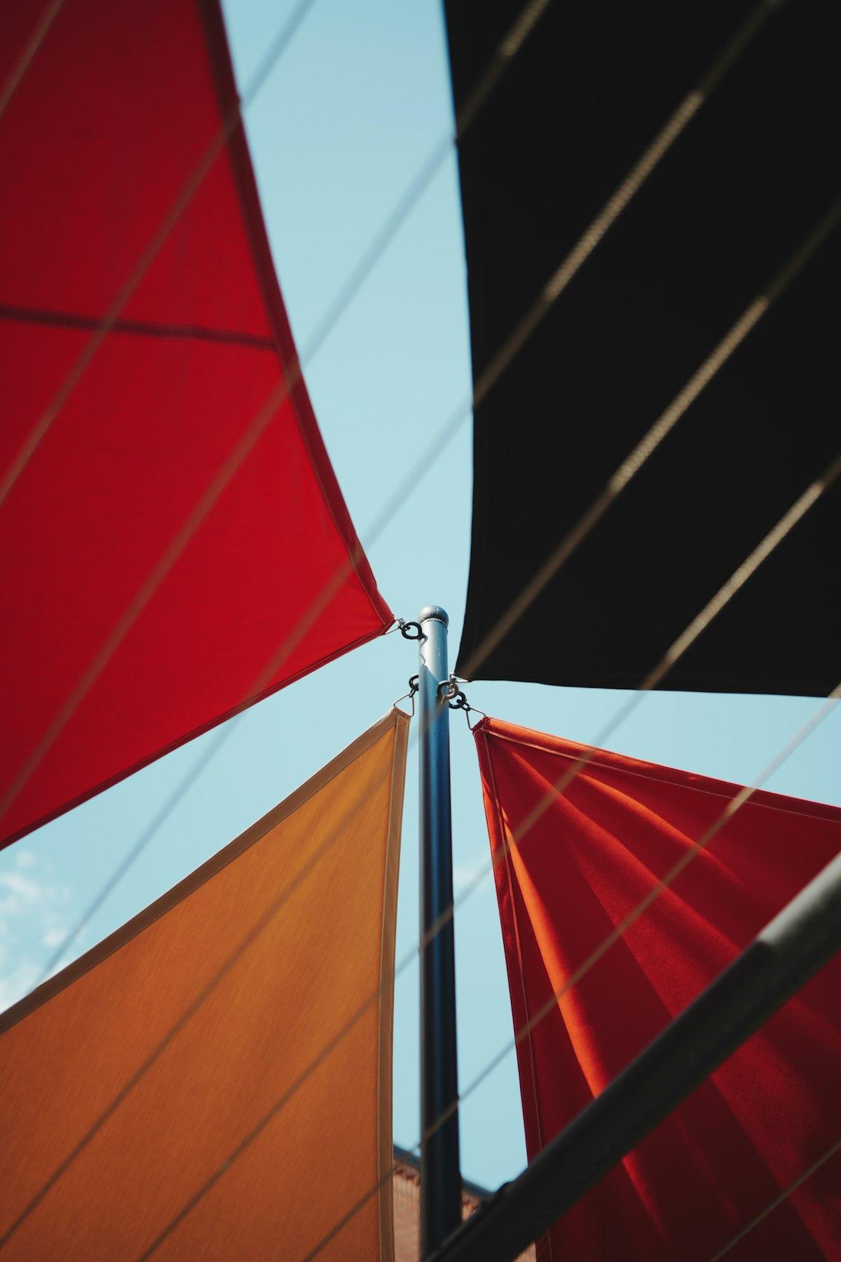 Voiles d'ombrage triangulaires tendues sous un ciel bleu