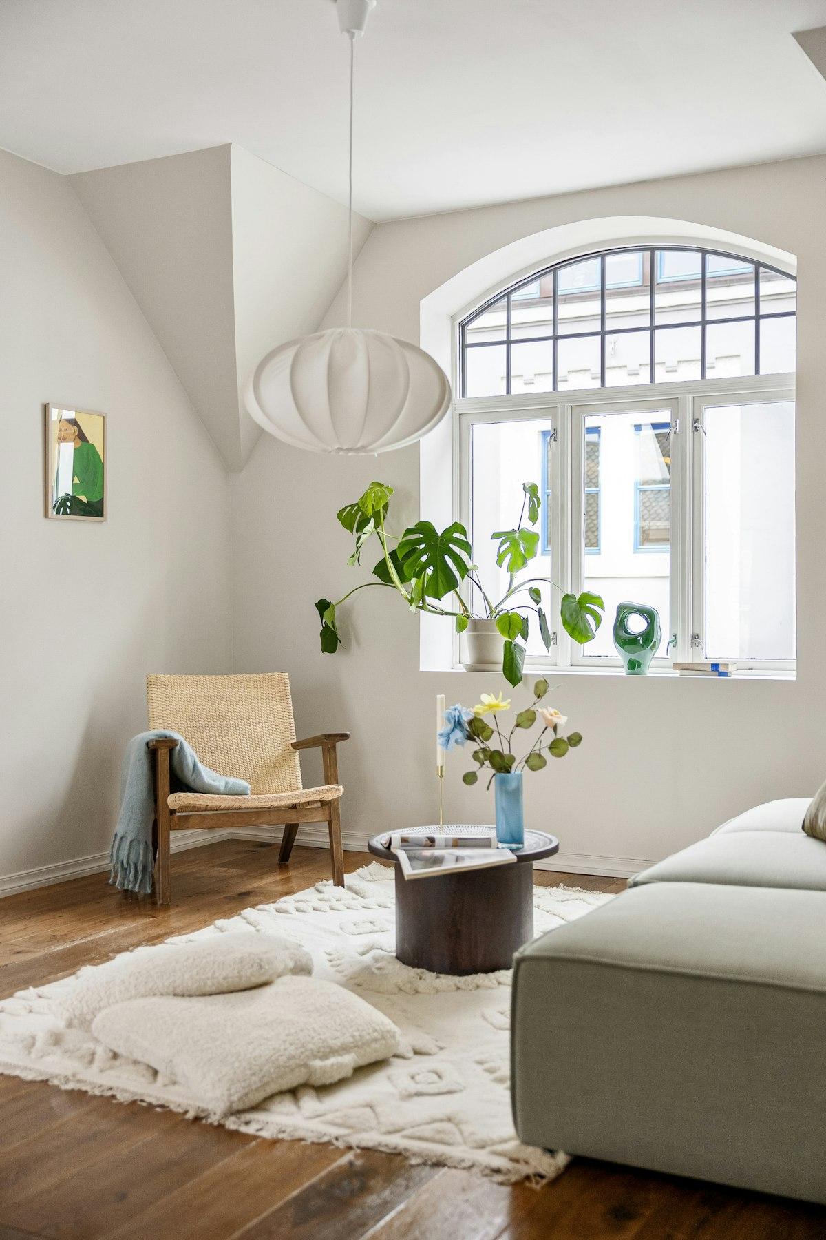 Tapis en laine doux et clair dans un salon lumineux