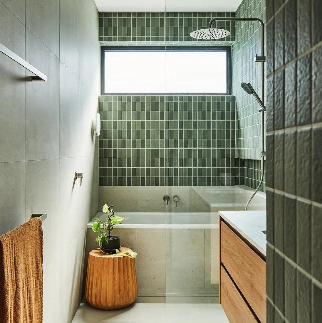 Bathroom with a pale tiled floor and green wall tiles / Salle de bain avec un sol carrelé clair et une faïence verte