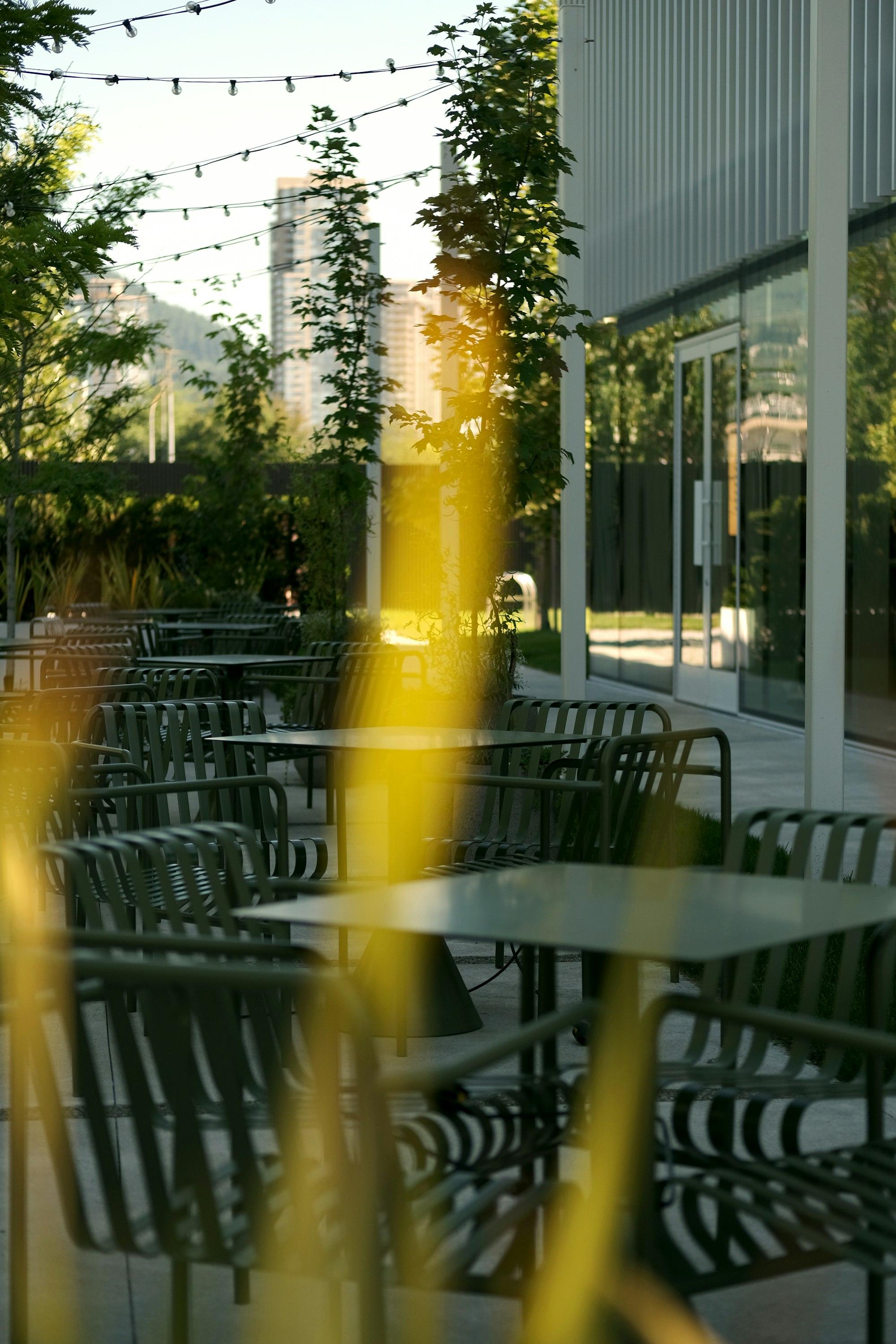 Terrasse et balcon d'été : salon de jardin bas, éclairage nomade et ombrage